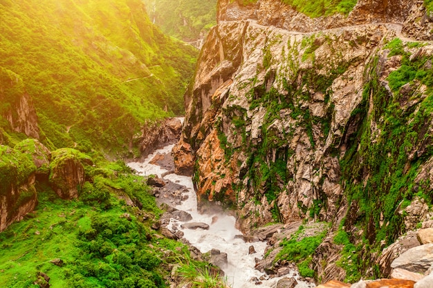 Paisagem com rio de montanha