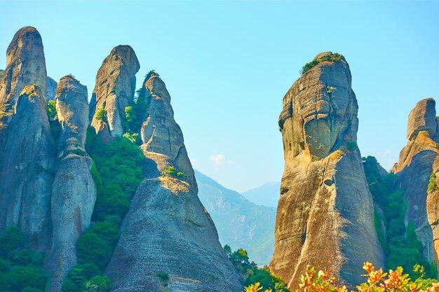 Foto paisagem com rochas de meteora, tessália, grécia - pitoresca paisagem grega