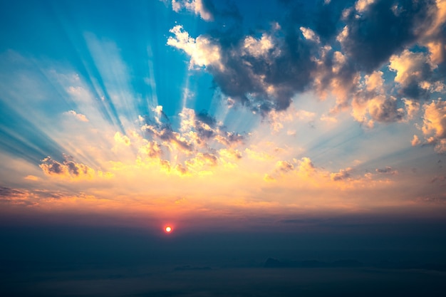 Foto paisagem com sol nasce de manhã, céu azul com nuvens.