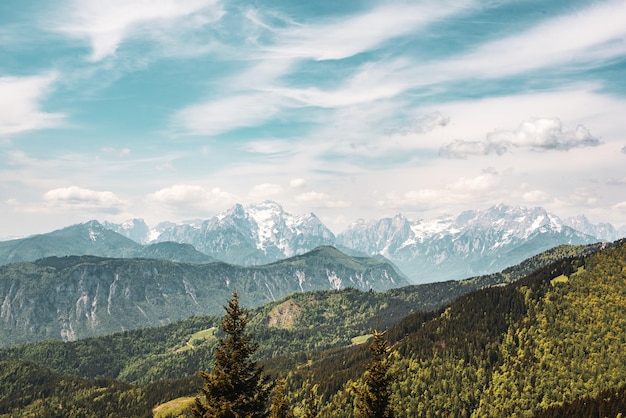 Paisagem com sombras de nuvens sobre a vista das montanhas Triglav da montanha Golica com conceito sazonal de viagem de verão na floresta verde