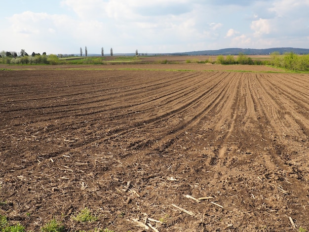 Paisagem com terras agrícolas aradas preparadas para colheita Paisagem agrícola terras aráveis para culturas temporárias que podem ser aradas e usadas para cultivar culturas Sérvia Sremska Mitrovica Fruska gora