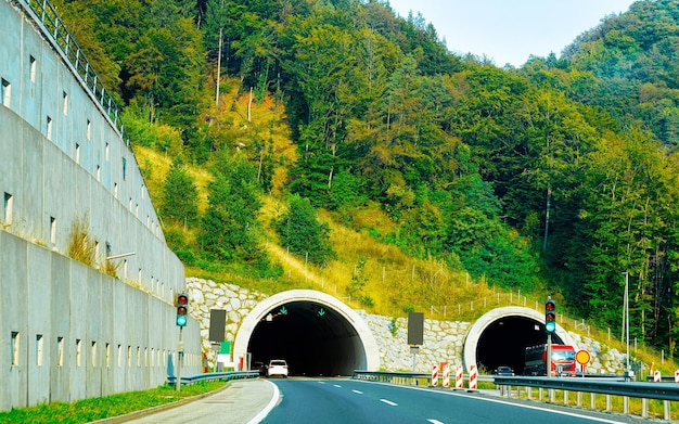 Paisagem com tráfego de automóveis e ponte de túnel na estrada em Maribor, Eslovénia. Viagem de férias na estrada com a natureza. Cenário com viagem de férias no verão