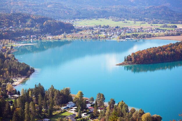 Paisagem com um belo lago de montanha. outono