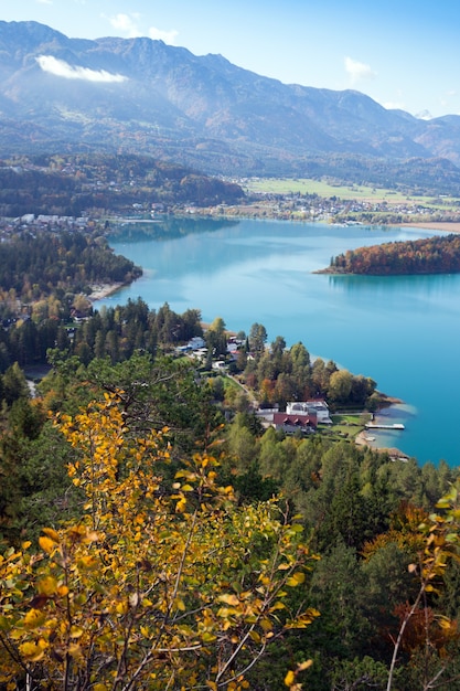 Paisagem com um belo lago de montanha. outono