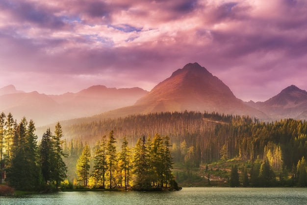 Paisagem com um lindo pôr do sol sobre um lago nas altas montanhas