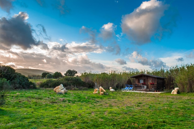 Paisagem com uma pequena casa de campo no país