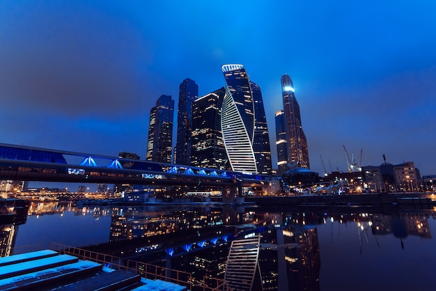 Paisagem com vista da cidade de arranha-céus na cidade de Moscou