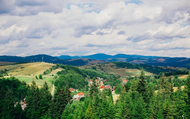 Paisagem com vista para a montanha no verão