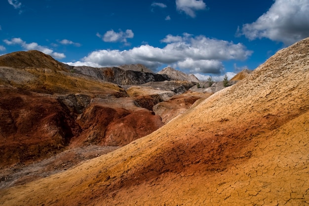 Paisagem como um planeta marte superfície incrível céu belas nuvens pedreiras de argila refratária dos urais