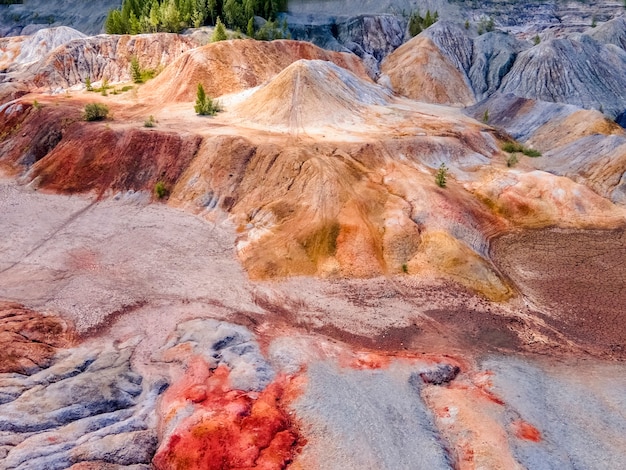 paisagem como um planeta superfície estragada ural pedreiras de argila refratária endurecida terra de superfície marrom-avermelhada