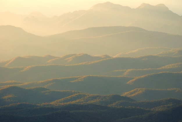 Paisagem contra a silhueta da cordilheira