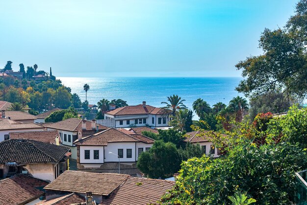 Foto paisagem costeira com a antiga cidade costeira mediterrânea kaleici centro histórico de antalya turquia