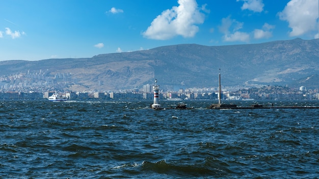 Paisagem costeira com navios e edifícios modernos. parte central da cidade de izmir, turquia,