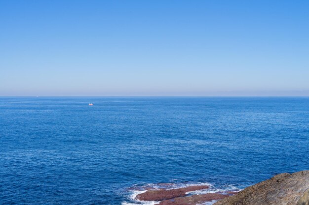 Paisagem costeira com rochas e mar azul calmo Copie o espaço