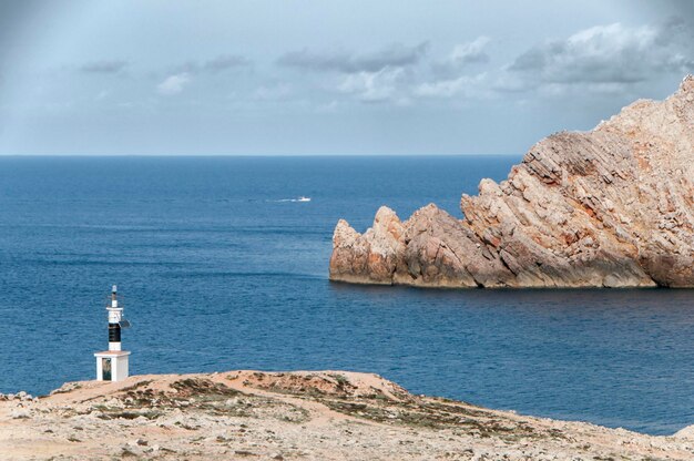 Paisagem costeira de menorca, ilhas baleares, espanha