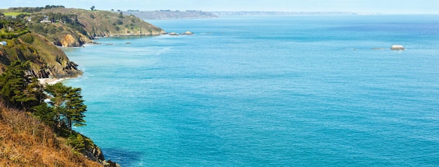 Paisagem costeira de primavera do Oceano Atlântico (perto de Saint-Brieuc, Bretanha, França)