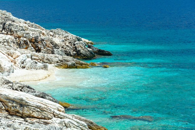 Paisagem costeira de verão com pequena praia Grécia, Cefalônia