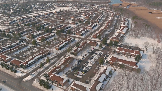 Paisagem da altura da rua com edifícios cobertos de neve de casas