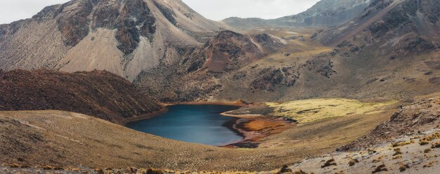 Paisagem da Bolívia Turista garota no fundo de montanhas e lagoa da Bolívia