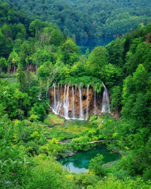 Paisagem da cachoeira da Croácia dos lagos Plitvice.