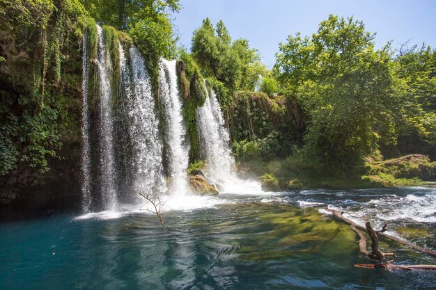 Paisagem da cachoeira de Turquia Antalya Duden. Temporada de primavera.