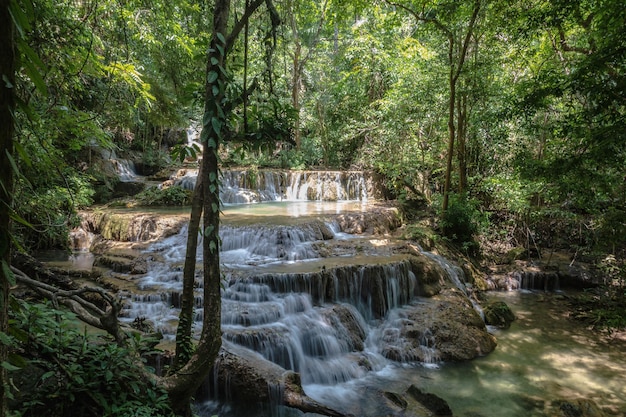 Paisagem da cachoeira Erawan kanchanaburi thailandErawan National Park é o lar de uma das quedas mais populares da tailândia