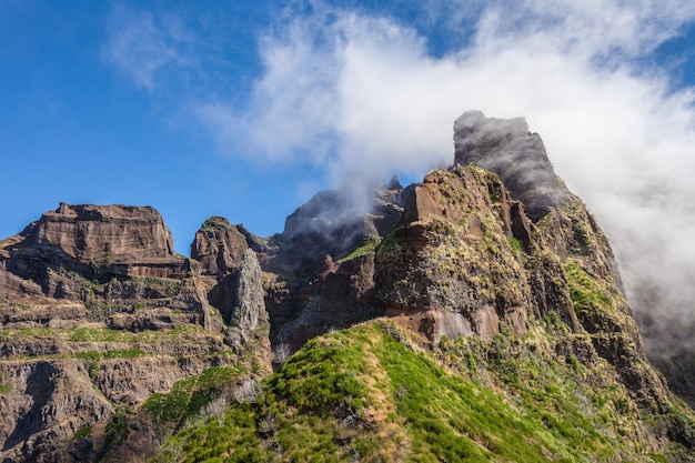 Paisagem da caminhada do Pico do Arieiro ao Pico Ruivo, ilha da Madeira, Portugal