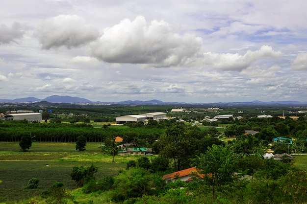 Paisagem da casa e da fábrica da propriedade no campo do rayong Tailândia.