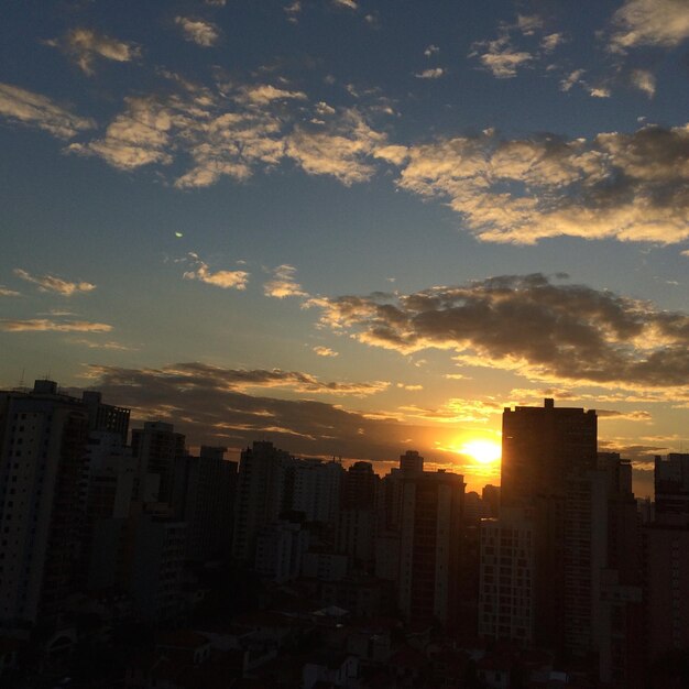 Foto paisagem da cidade ao pôr-do-sol