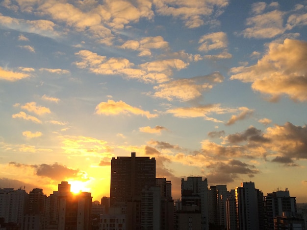 Foto paisagem da cidade ao pôr-do-sol