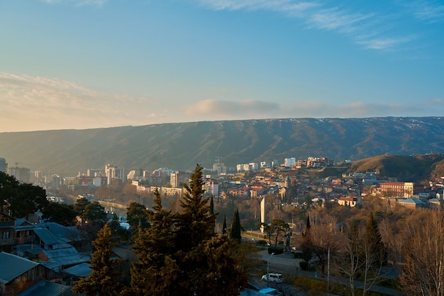 Paisagem da cidade, arquitetura de Tbilisi. A capital da Geórgia. Grande cidade nas terras altas.