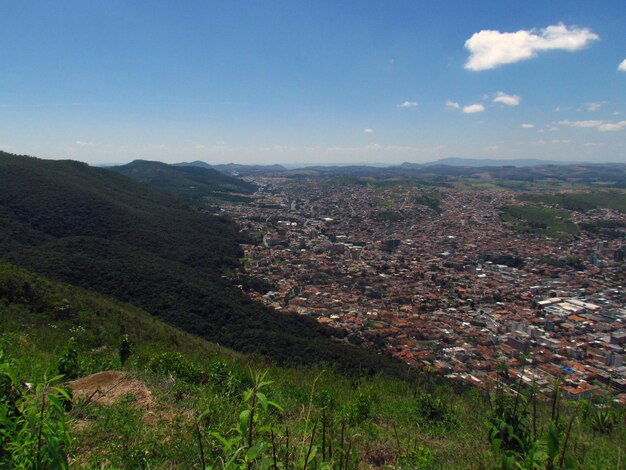 Paisagem da cidade com montanhas contra o céu