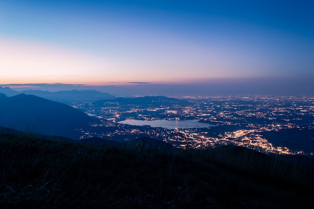 Foto paisagem da cidade com um lago