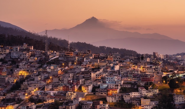 Paisagem da cidade contra o céu durante o pôr-do-sol