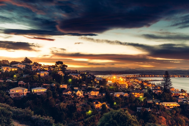 Paisagem da cidade contra o céu durante o pôr do sol