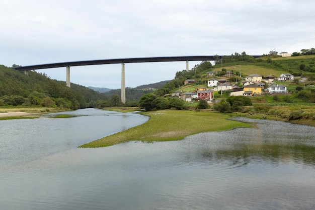 Paisagem da cidade costeira de Cueva e da foz do rio Esva Asturias Espanha Turismo rural e viagens