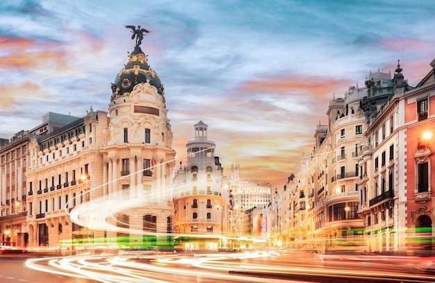 Foto paisagem da cidade de madrid ao pôr-do-sol semáforos na gran via espanha