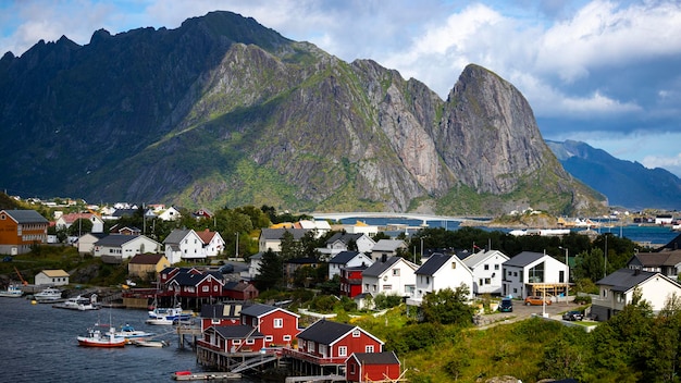 paisagem da cidade de reine nas ilhas lofoten na noruega, pequena cidade portuária cercada por montanhas