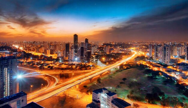 Foto paisagem da cidade de um ponto de vista alto com as luzes da cidade noturna