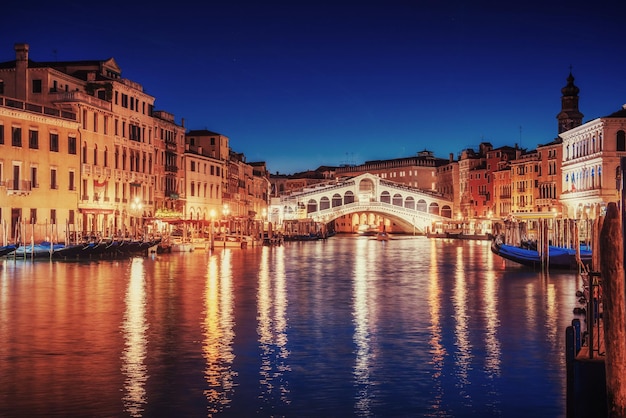 Paisagem da cidade Ponte Rialto em Veneza, Itália