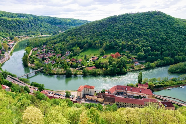 Paisagem da Cidadela de Besancon com Rio Doubs na região de Bourgogne Franche-Comte, França. Castelo francês e fortaleza de pedra medieval na Borgonha. Arquitetura e cenário da fortaleza. Vista da torre