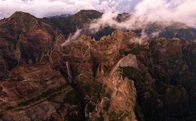 Paisagem da cordilheira nas nuvens