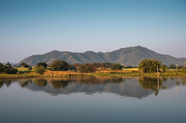 Paisagem da cordilheira refletida no reservatório de Lam Thaphoen pela manhã