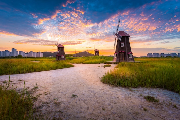 Paisagem da Coreia Belo pôr do sol e moinhos de vento tradicionais, incheon Coréia do Sul, Sorae ecology wetland park