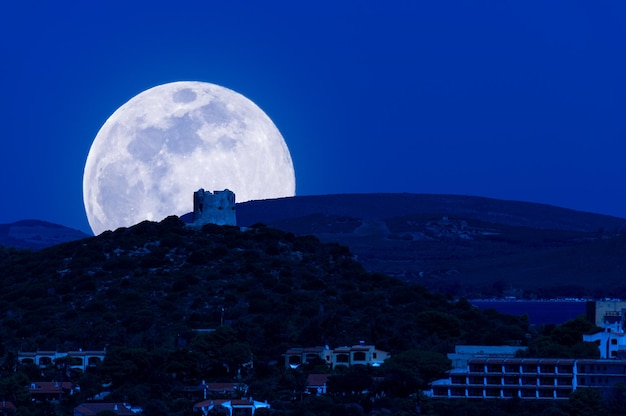 Paisagem da costa à noite