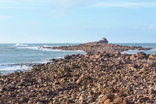 Paisagem da costa atlântica (bretanha, frança)