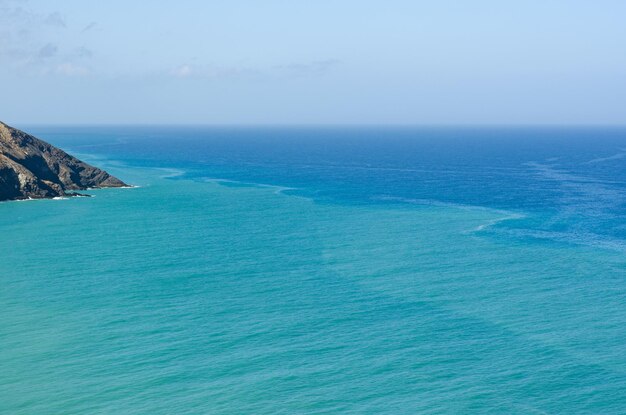 Paisagem da costa caribenha colombiana em Guajira com mar e deserto