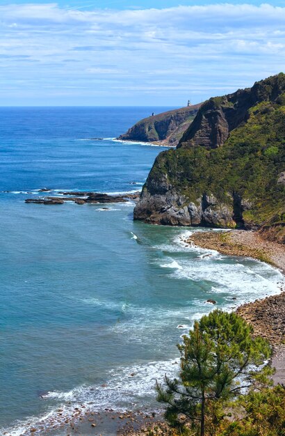 Paisagem da costa da Baía da Biscaia, perto da ilha Gaztelugatxe, País Basco (Espanha).