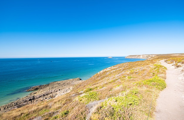 Paisagem da costa da Bretanha na região do Cabo Frehel com suas praias, rochas e falésias no verão