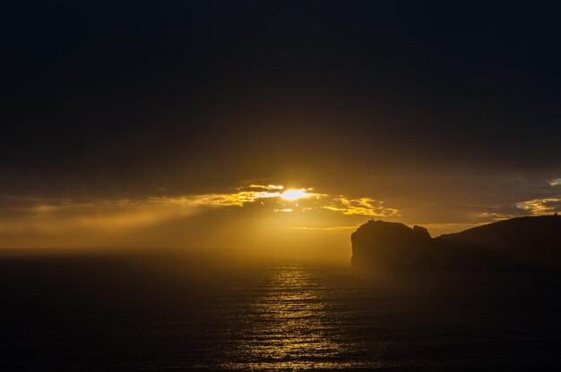 Paisagem da costa de Capo Caccia ao pôr do sol